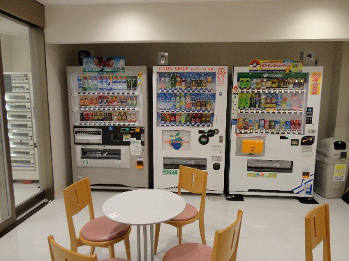 ※東西病棟1階エレベータホール西側自販機コーナー
